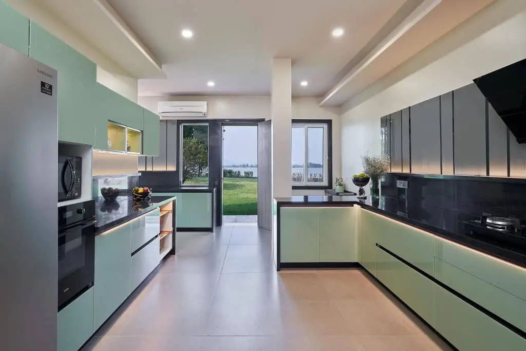 Modular kitchen by Vibgyor Interiors for a new flat in Thanisandra, Bangalore